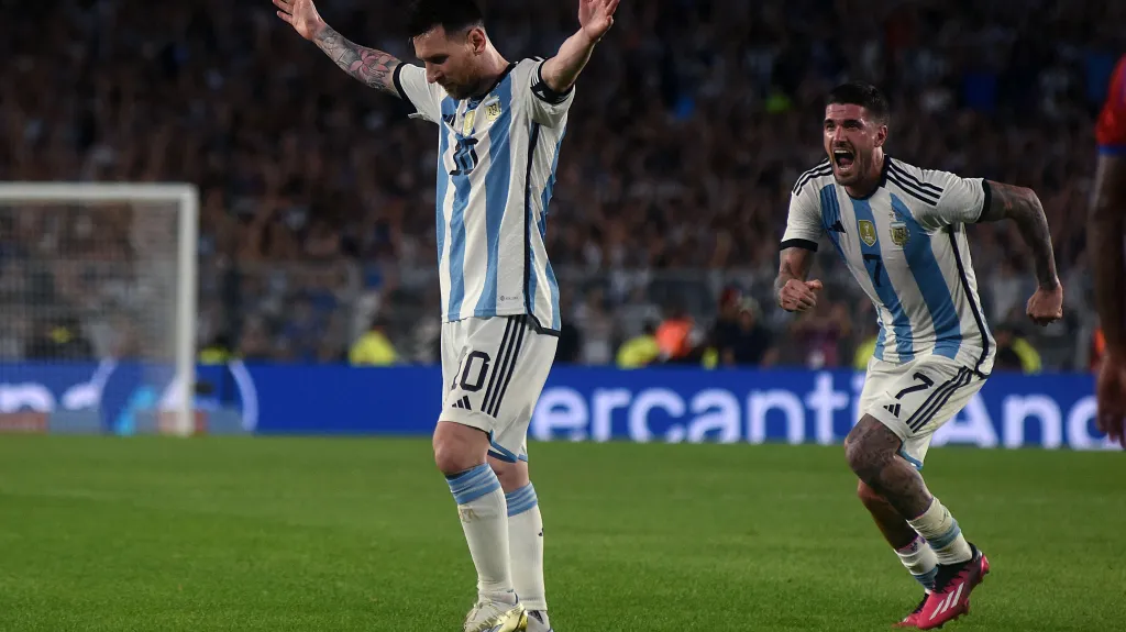 Argentinec Lionel Messi se raduje z gólu