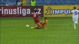 Neodpískaná penalta po faulu brankáře Kováře (90. minuta)