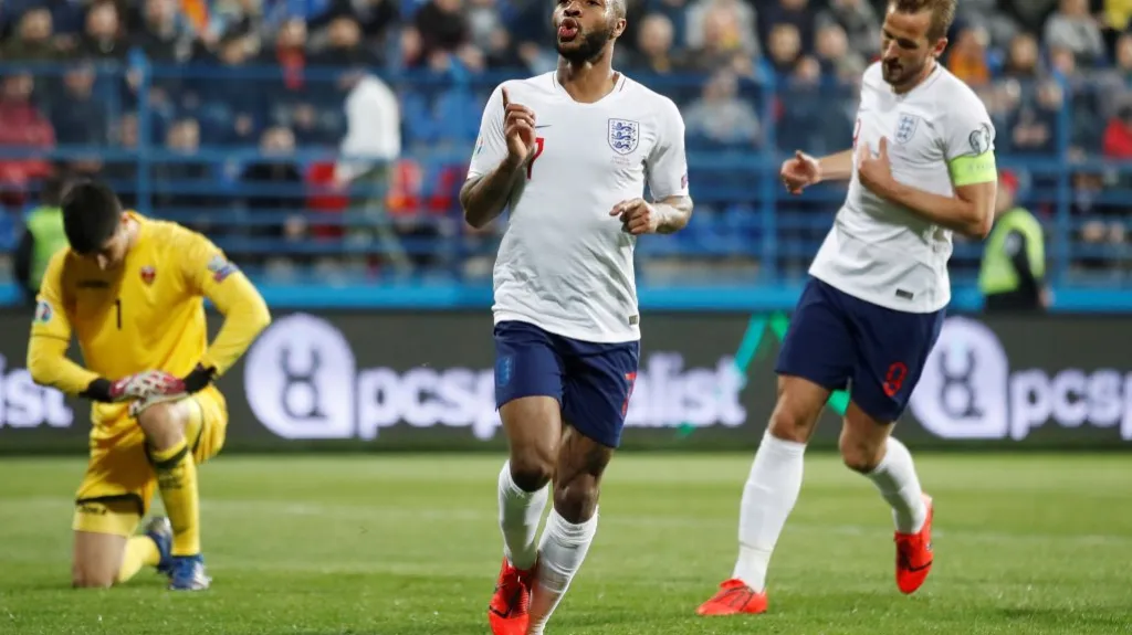 Angličan Raheem Sterling se raduje z gólu do sítě Černé Hory