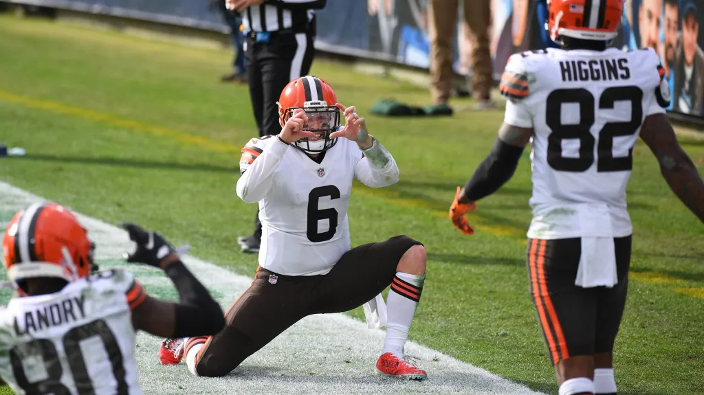 Baker Mayfield (uprostřed) slaví touchdown se spoluhráči