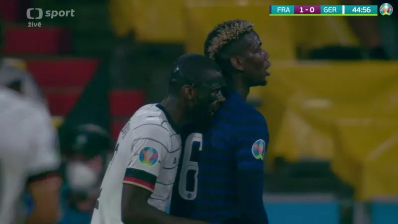 Moment v utkání Francie – Německo: Rüdiger kousl Pogbu (44. min.)