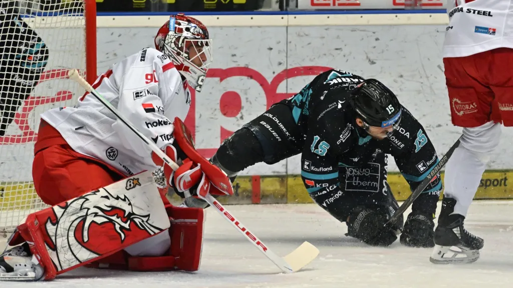 Ondřej Kacetl a Jakub Minárik v utkání Energie Karlovy Vary – Oceláři Třinec