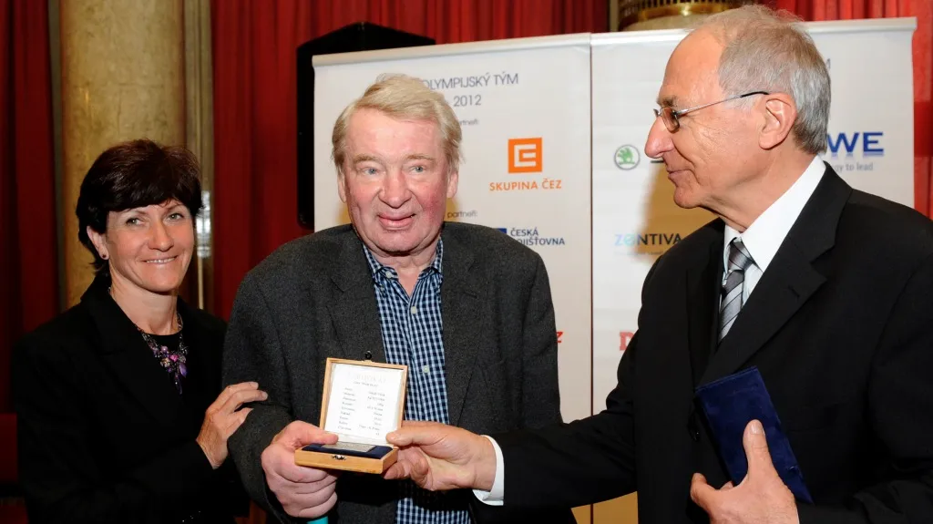 Bývalý hokejista Jaroslav Holík dostal z rukou předsedkyně Českého klubu fair play Květy Jeriové-Peckové a předsedy Českého olympijského výboru Milana Jiráska hlavní cenu Českého klubu fair play za rok 2011 za celoživotní postoj