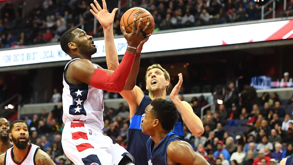 John Wall z Washingtonu v nájezdu na koš proti Dallasu