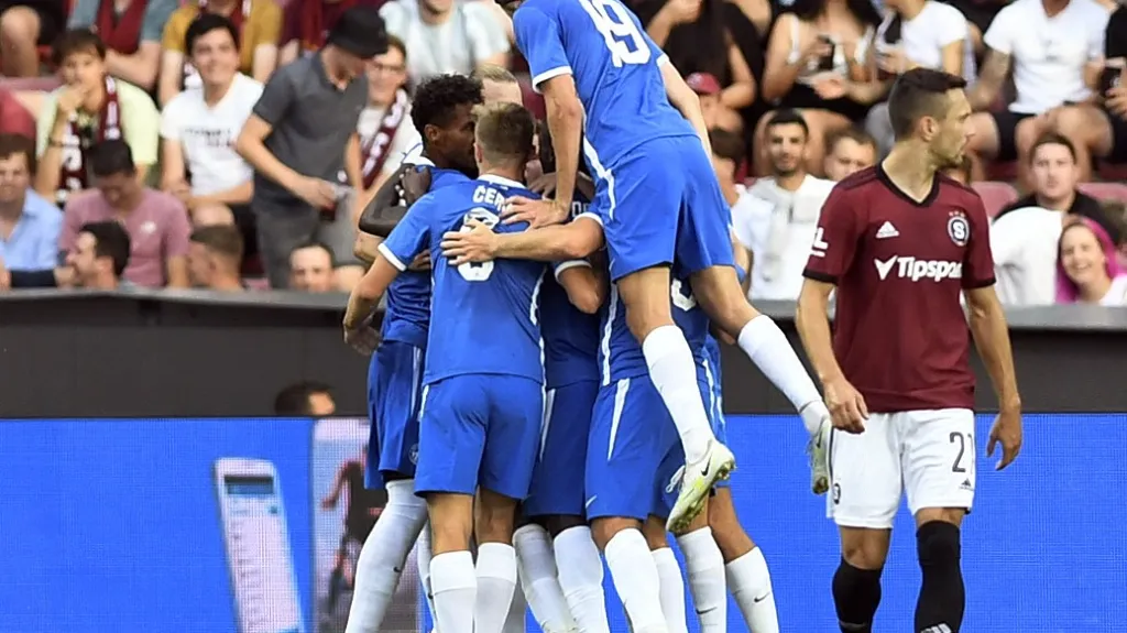 Fotbalisté Liberce se radují z gólu na Letné