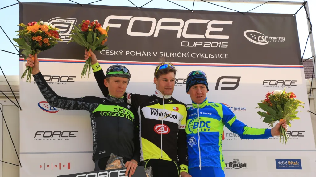 Vítěz Bíteš-Brno-Bíteš Jiří Polnický (uprostřed), vlevo druhý Daniel Turek a vpravo třetí Adam Stachowiak
