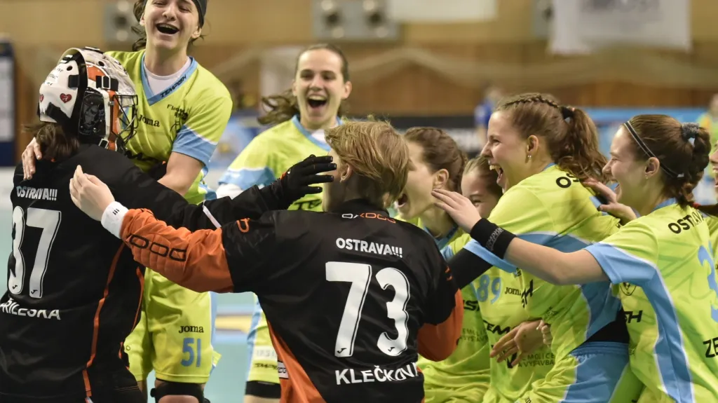 Vítkovické florbalistky se radují z vítězství v Českém poháru