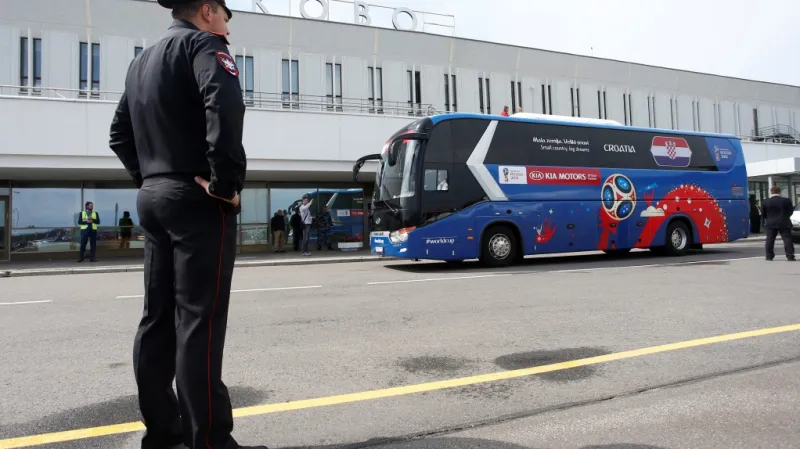 Policista dohlíží na příjezd chorvatské reprezentace
