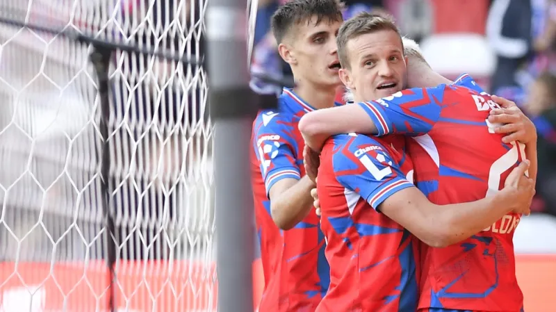 Fotbalisté Plzně se radují z gólu v síti Pardubic