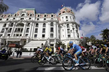 Cyklisté na promenádě v Nice