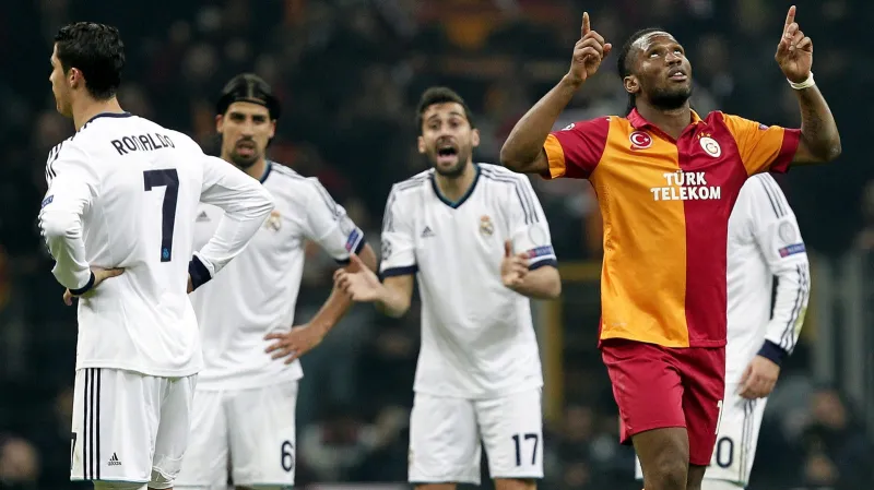 Didier Drogba (vpravo) z istanbulského Galatasaraye slaví gól v síti Realu Madrid