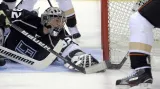 Brankář Los Angeles Jonathan Quick zasahuje