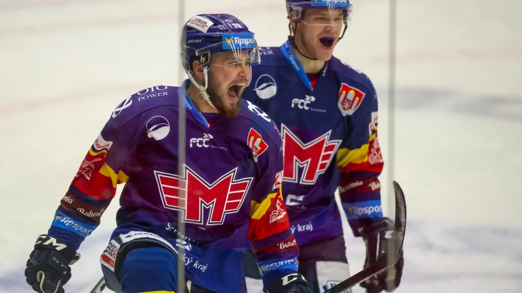 Zleva Radek Prokeš a Vít Christov z Českých Budějovic se radují z gólu