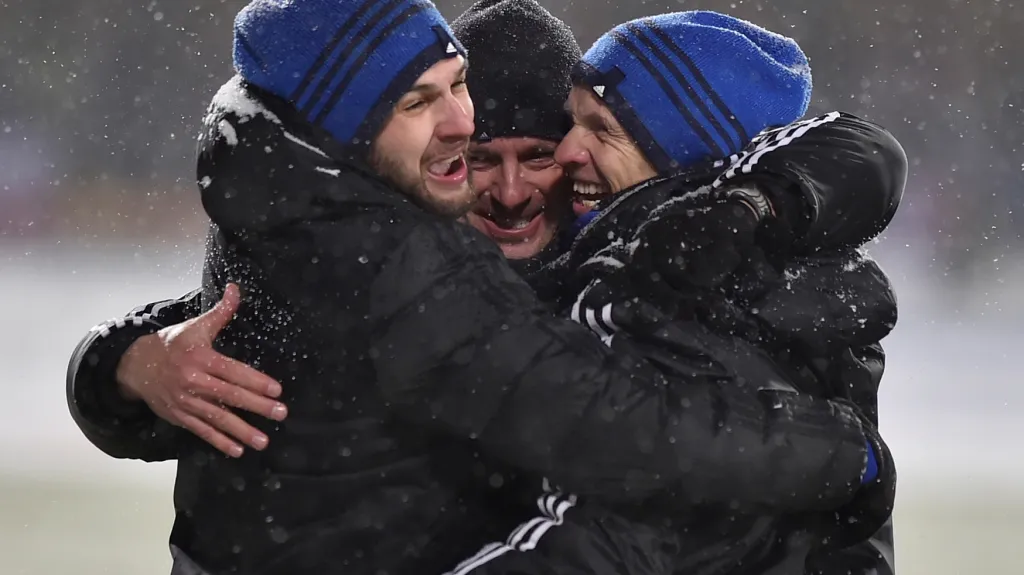 Martin Svědík (uprostřed) se raduje z ligové výhry