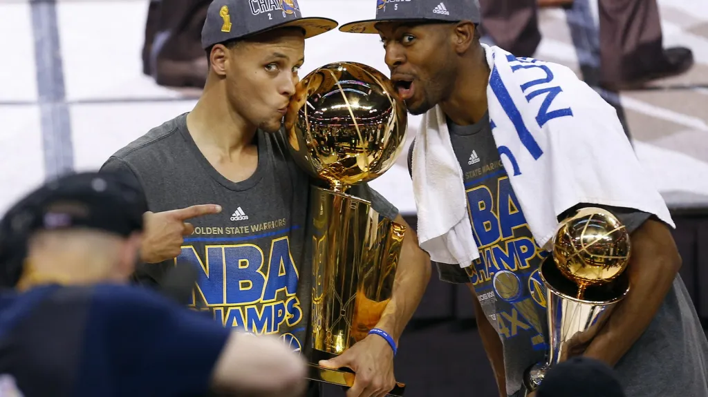 Stephen Curry a Andre Iguodala s trofejí pro vítěze NBA
