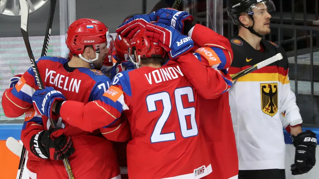 Hokejisté Ruska se radují z gólu v síti Německa