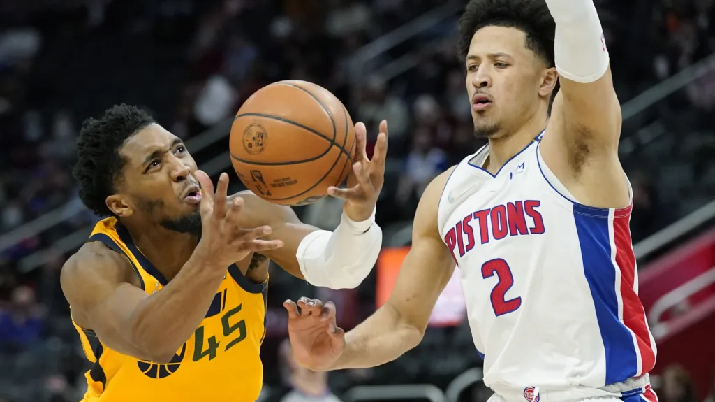 Cade Cunningham  braní ve střelbě Donovanu Mitchellovi z Utahu