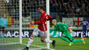 Henrik Mchitarjan právě překonal brankáře Rubena