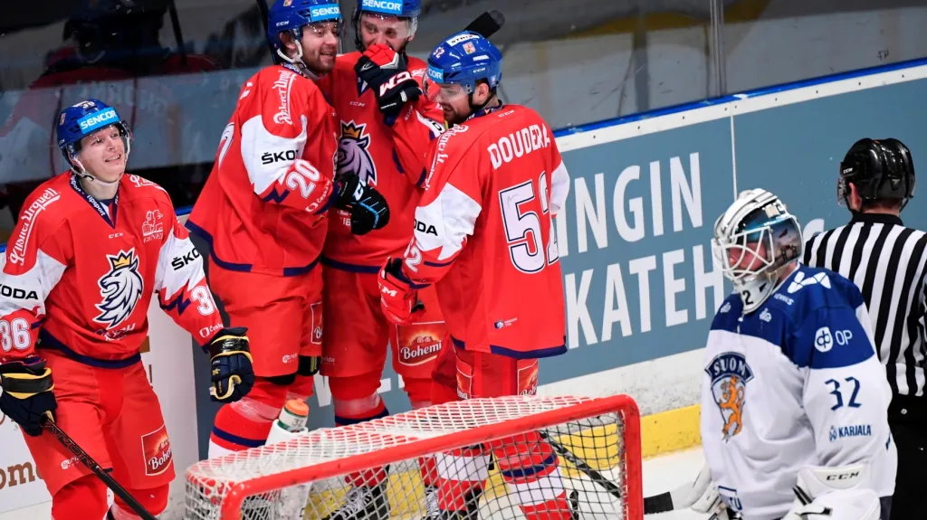Čeští reprezentanti se radují z gólu proti Finsku