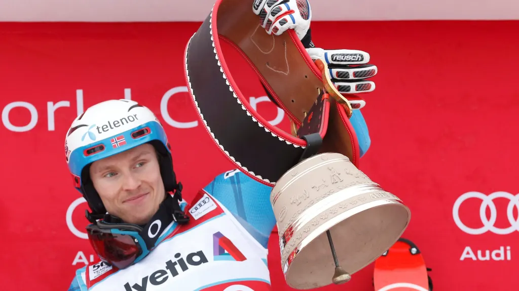 Henrik Kristoffersen s trofejí pro vítěze slalomu v Adelbodenu