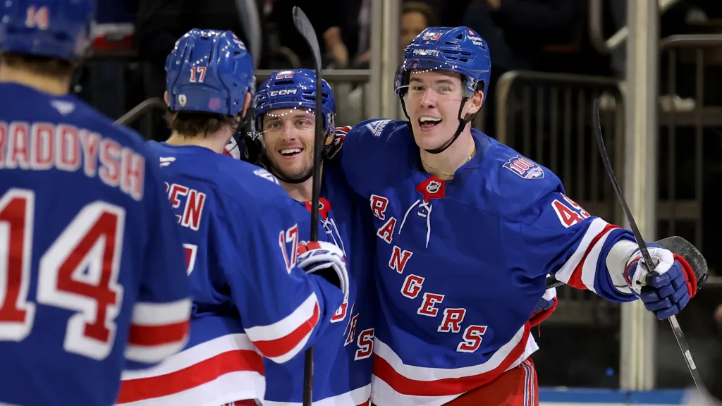 Jaroslav Chmelař oslavuje se svými spoluhráči