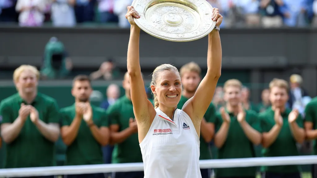 Slavící Angelique Kerberová s trofejí pro vítězku Wimbledonu