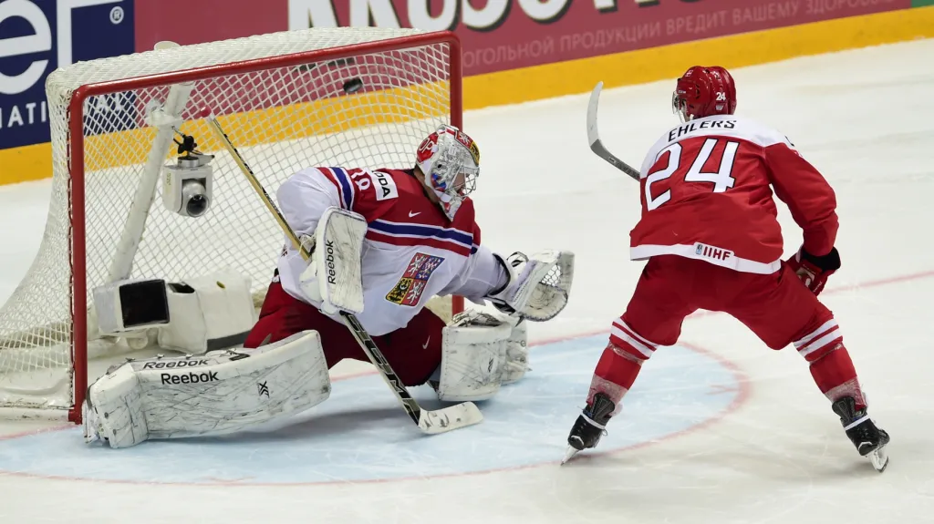 Nikolaj Ehlers překonává Dominika Furcha