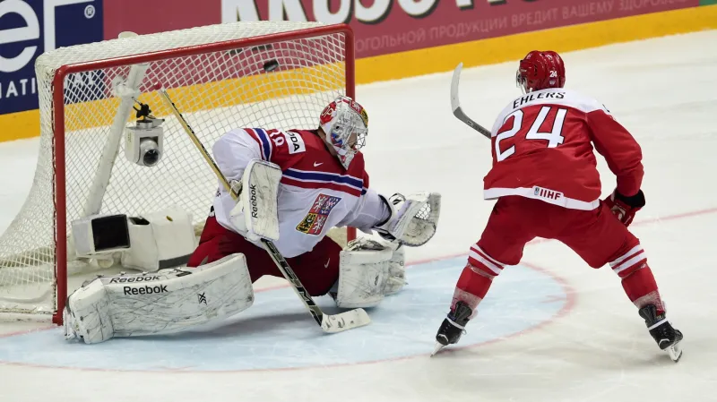 Nikolaj Ehlers překonává Dominika Furcha