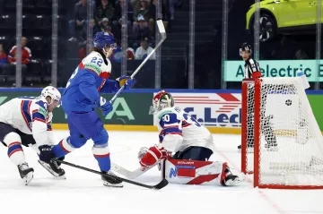 Kristián Pospíšil dává první slovenskou branku na turnaji