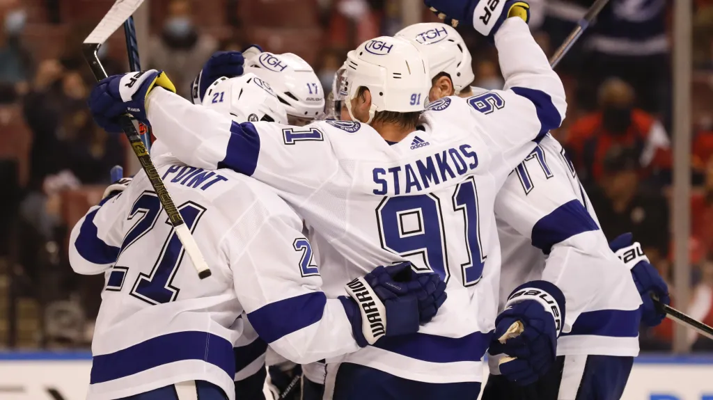 Hokejisté Tampy Bay oslavují gól v play-off NHL