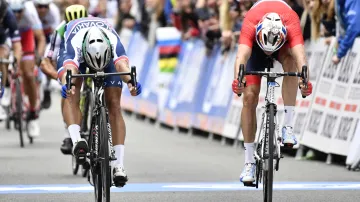 Peter Sagan poráží Alexandera Kristoffa a stává se potřetí mistrem světa
