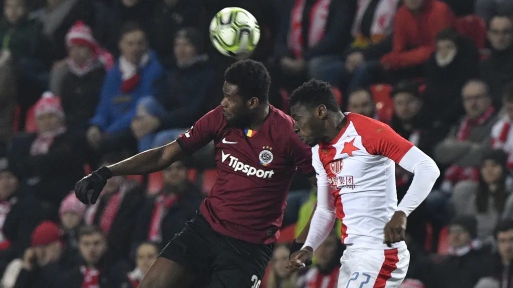 Zleva Benjamin Tetteh ze Sparty a Ibrahim Traoré ze Slavie