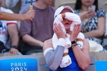 Barbora Krejčíková se snaží zchladit při vedrech v Paříži