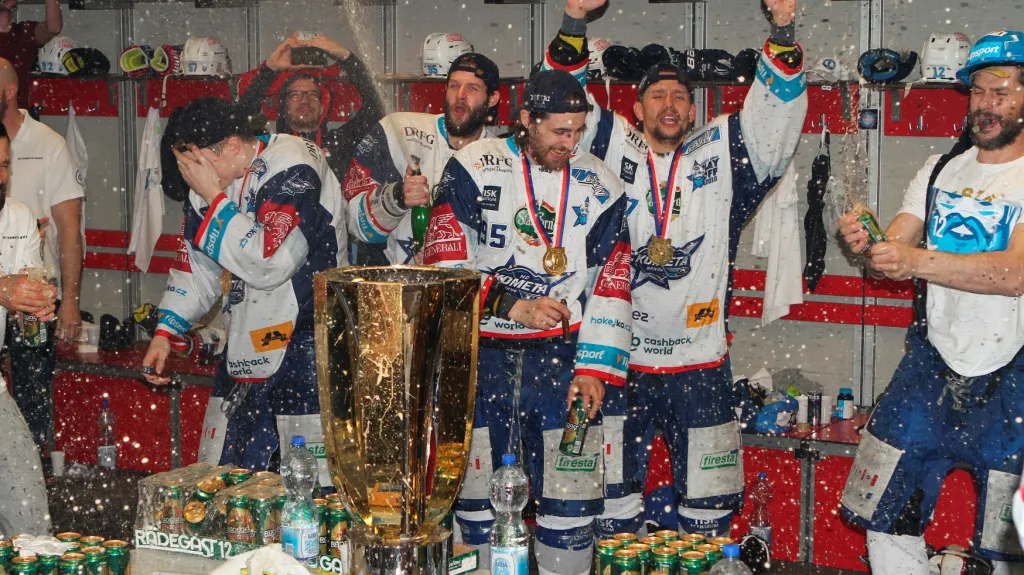 Leoš Čermák (vpravo) se raduje z extraligového titulu se spoluhráči z Komety Brno