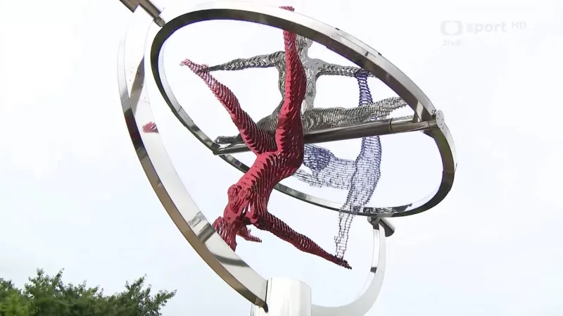 Dominantou Českého domu v Paříži je socha Věry Čáslavské od Davida Černého