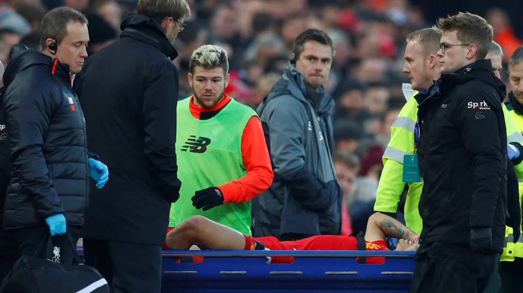 Coutinho je odnášen na nosítkách během duelu proti Sunderlandu