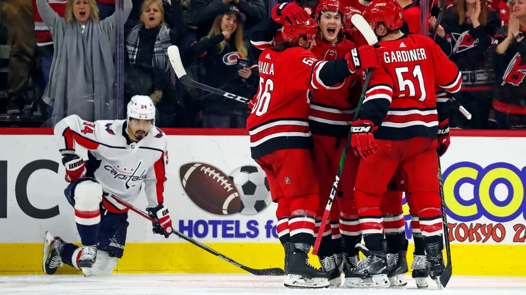 Martin Nečas se raduje z gólu se spoluhráči z Caroliny