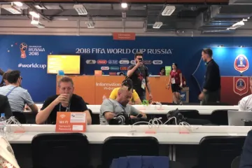 Dobrovolníci dobrovolničí třeba u informací v novinářských centrech