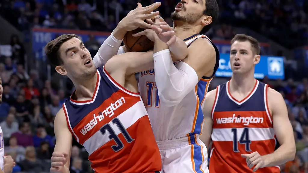 Tomáš Satoranský (vlevo) v utkání s Oklahomou