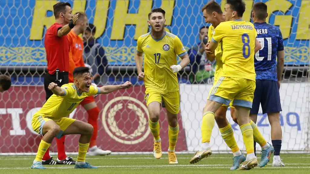 Fotbalisté Kazachstánu se radují z gólu v síti Slovenska