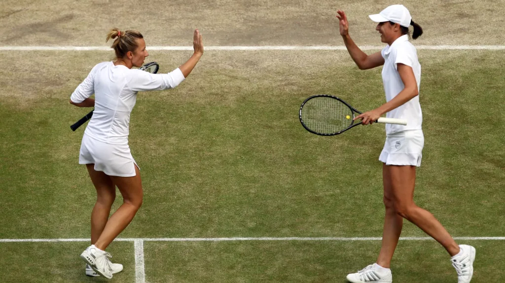 Květa Peschkeová (vlevo) si finále letošního Wimbledonu nezahraje