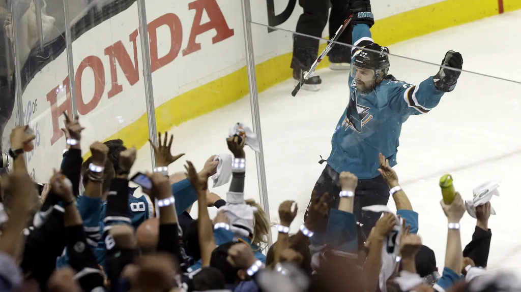 Joonas Donskoi slaví s fanoušky vstřelenou branku