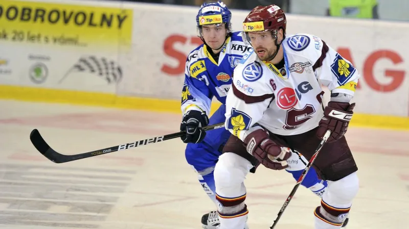 Sparťan Michal Broš v zápase s Kometou