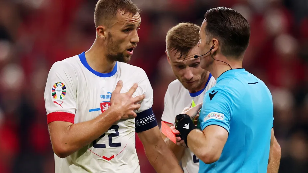 Tomáš Souček v diskuzi s rozhodčím Danny Makkeliem
