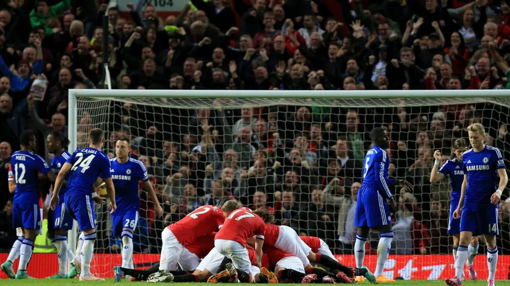 Hráči Manchesteru United slaví vyrovnaní v utkání s Chelsea