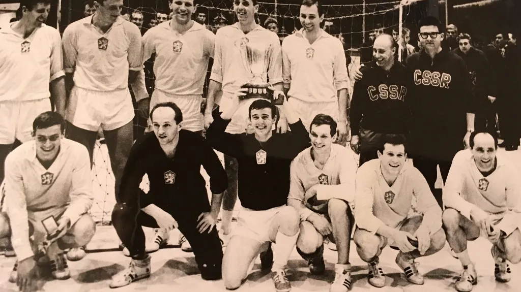 Češi s pohárem pro mistry světa