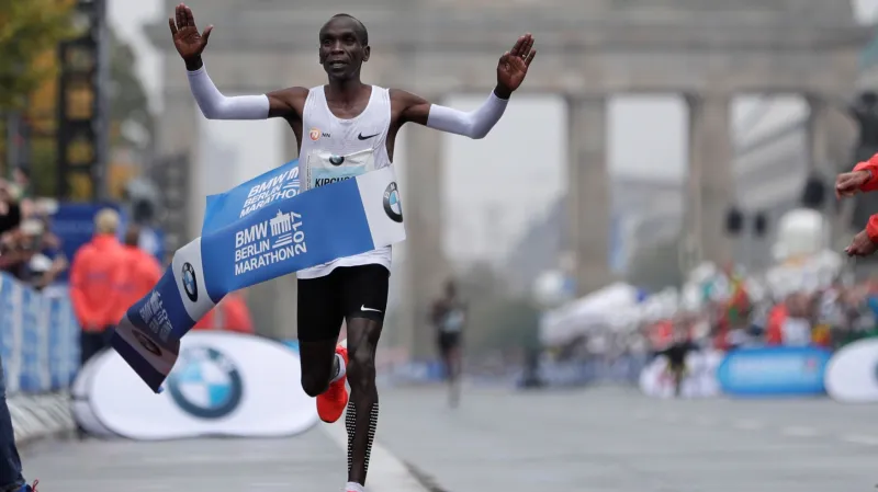 Eliud Kipchoge podruhé slaví pod Brandenburskou bránou