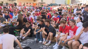Fotbaloví fanoušci zaplnili dvůr smíchovského pivovaru na zápas s JAR