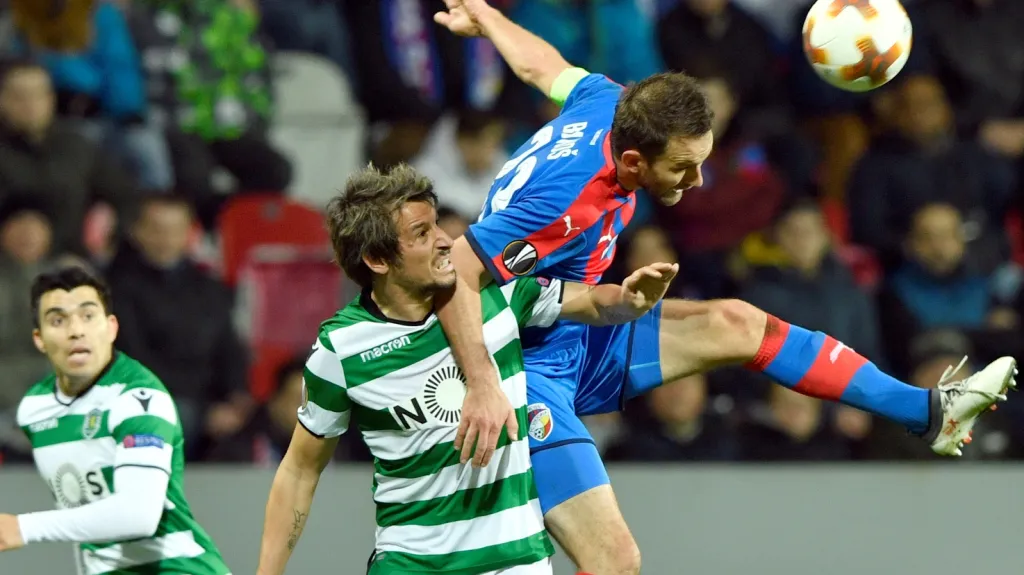 Plzeňský Marek Bakoš (vpravo) v hlavičkovém souboji s Fábiem Coentraem ze Sportingu Lisabon