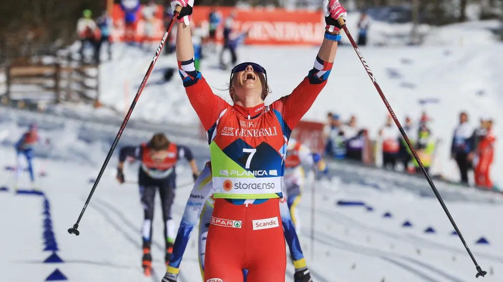 Anne Kjersti Kalvaaová z Norska se raduje z vítězství